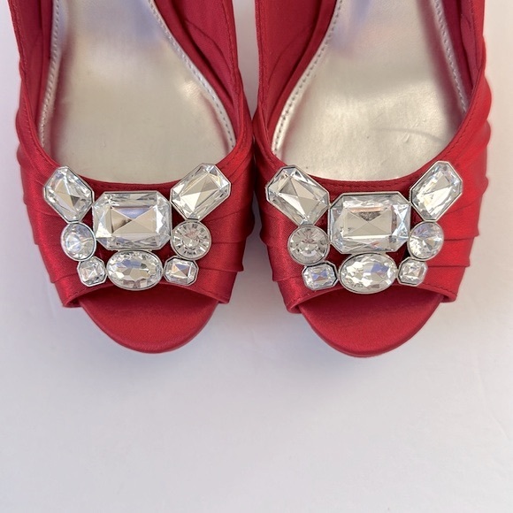 Fioni Night Red Satin Rhinestones High Heels Peep Toe Size 8 1/2 Christmas - Picture 3 of 11